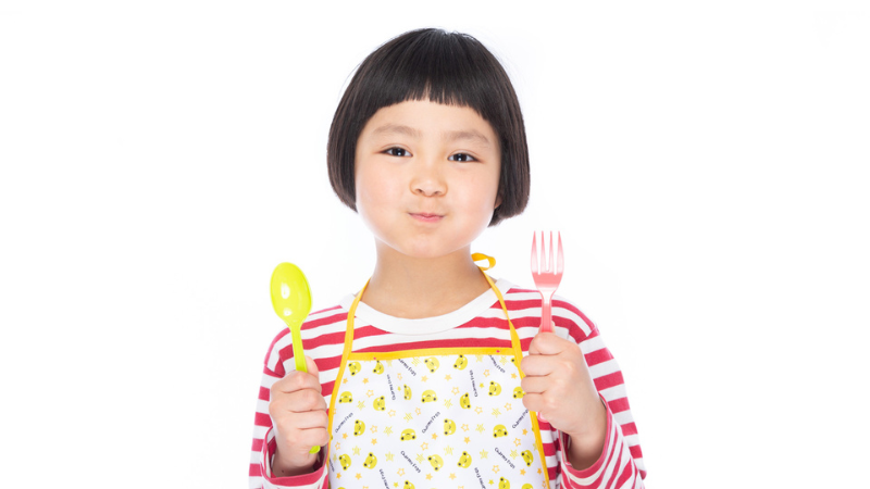 女の子が食事をしようとしている